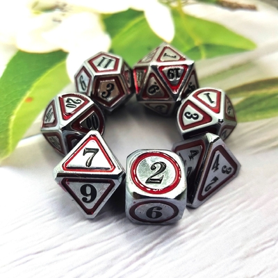 Antigo conjunto de dados de bronze em metal em quinta pessoa de jogos de cor dados de liga de terra