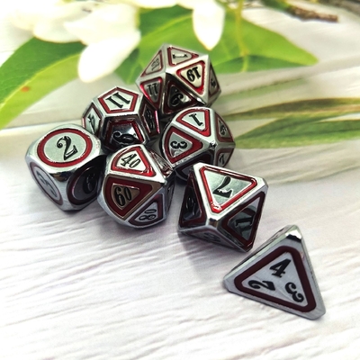 Antigo conjunto de dados de bronze em metal em quinta pessoa de jogos de cor dados de liga de terra