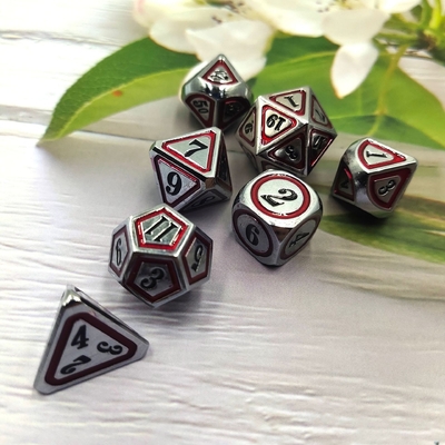 Antigo conjunto de dados de bronze em metal em quinta pessoa de jogos de cor dados de liga de terra