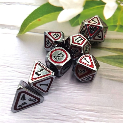 Antigo conjunto de dados de bronze em metal em quinta pessoa de jogos de cor dados de liga de terra
