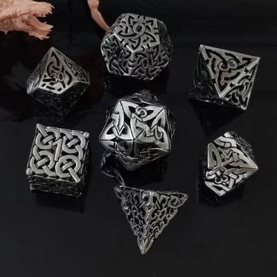 Intertwined Hollow DND RPG Metal Dice Dragon And Underground City Board Game (Jogo de Tabuleiro de Dragão e Cidade Subterrânea)