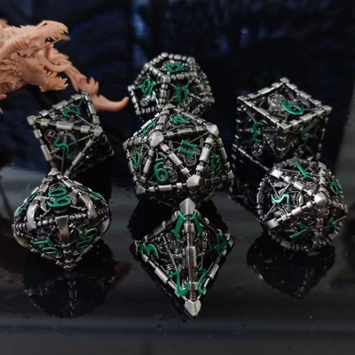 Antigo jogo de tabuleiro de dados de metal oco Dragon And Underground City