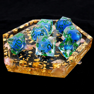 O conjunto de dados de jogos de mesa de resina natural azul líquido transparente
