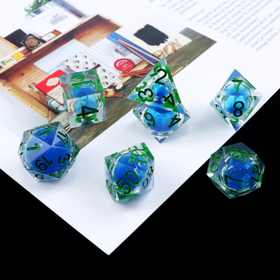 O conjunto de dados de jogos de mesa de resina natural azul líquido transparente