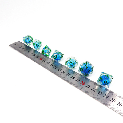O conjunto de dados de jogos de mesa de resina natural azul líquido transparente