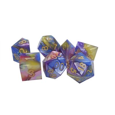 Três cores de resina de mármore Rpg dados com logotipo universal