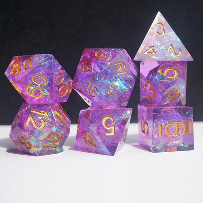 Roumine e personagens de resina de tiras coloridas jogam um conjunto de dados multi-noodle Dragon e Dungeon dnd dados