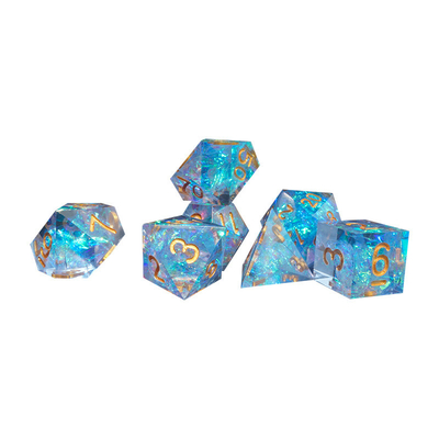 Personagens de resina de faixa azul e cor jogam um conjunto de dados multi-noodle Dragon e Dungeon dnd dados