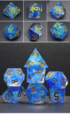 Personagens de resina de faixa azul e cor jogam um conjunto de dados multi-noodle Dragon e Dungeon dnd dados
