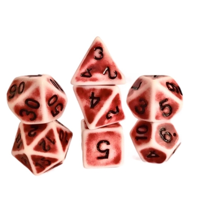 Antigo jogo de dados de mesa de cores de fundo branco.