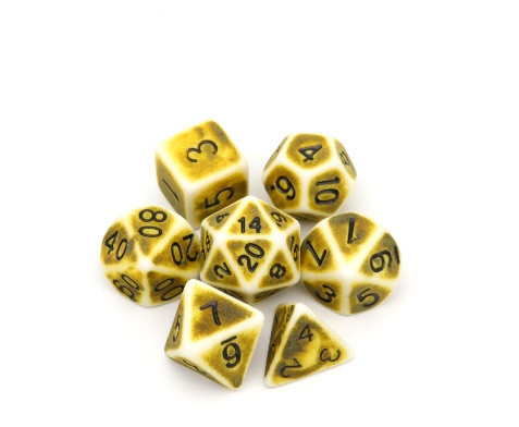 Antigo jogo de dados de mesa de cores de fundo branco.