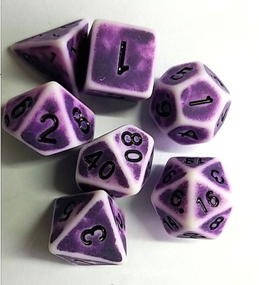 Antigo jogo de dados de mesa de cores de fundo branco.