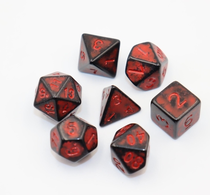 Antigo jogo de dados de retaguarda preta de resina vermelha