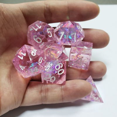 Resina de cristal rosa, jogo de dados Dragão e masmorra.