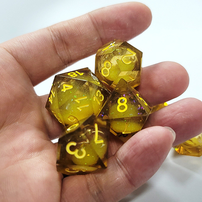 Resina de areia de fluxo amarelo dados poliédricos artesanato 7PCS