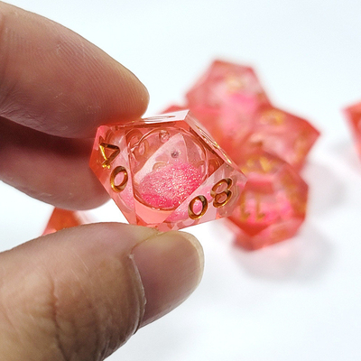 Resina de cristal vermelho claro, dados poliédricos, insípidos, não tóxicos