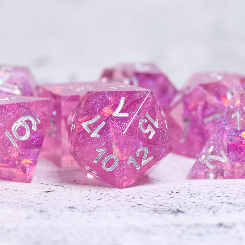 O núcleo puro do líquido das bordas afiadas corta o material da resina para jogos Tabletop