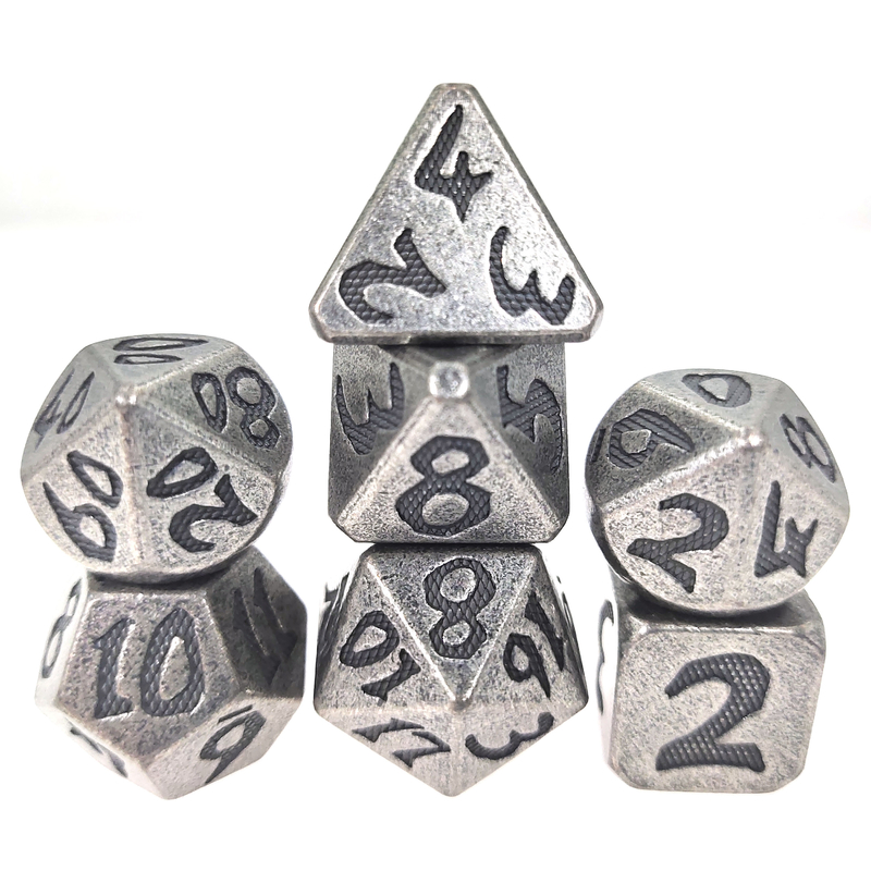 Os dados ajustam-se para DND ou o RPG corta mão ajustada cinzelou o metal luxuoso de pouco peso