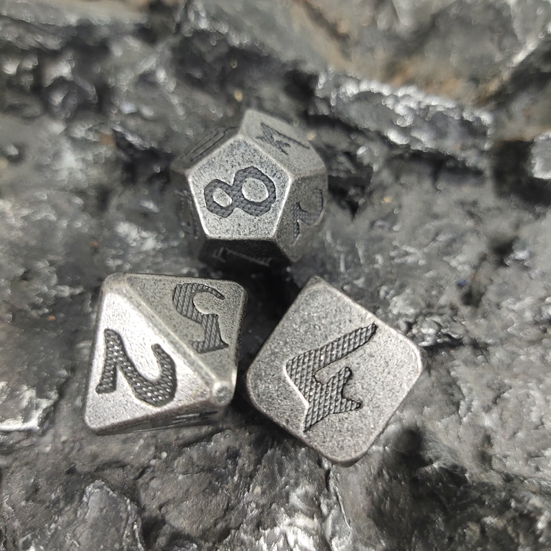 Manual de dados de metal antidesgaste esculpido à mão para masmorras e dragões