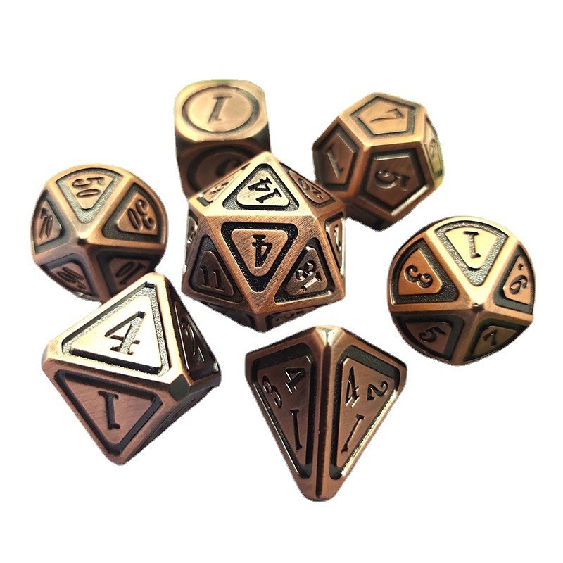 Antigo conjunto de dados de bronze em metal em quinta pessoa de jogos de cor dados de liga de terra
