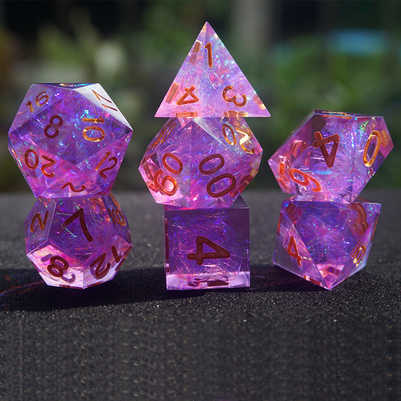 Roumine e personagens de resina de tiras coloridas jogam um conjunto de dados multi-noodle Dragon e Dungeon dnd dados
