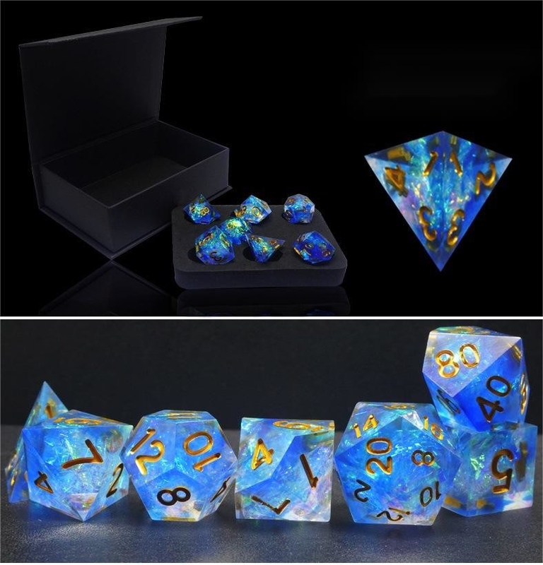 Personagens de resina de faixa azul e cor jogam um conjunto de dados multi-noodle Dragon e Dungeon dnd dados