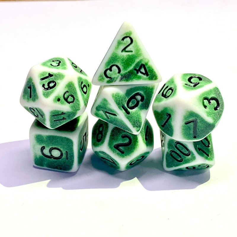 Antigo jogo de dados de mesa de cores de fundo branco.