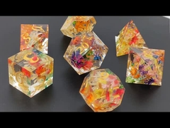 Vista - a mão resistente dos dados da resina DND que derrama a borda afiada poliédrica