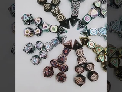 Antigo conjunto de dados metálicos de bronze em quinta pessoa de jogos de cores metálicas personalizados dados de liga de terra perdida